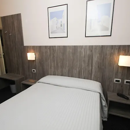 乌尔巴尼酒店 3*