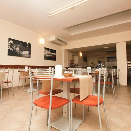 乌尔巴尼酒店 3*