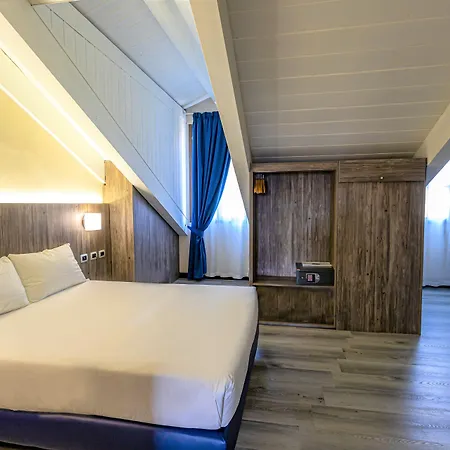 乌尔巴尼酒店 3*